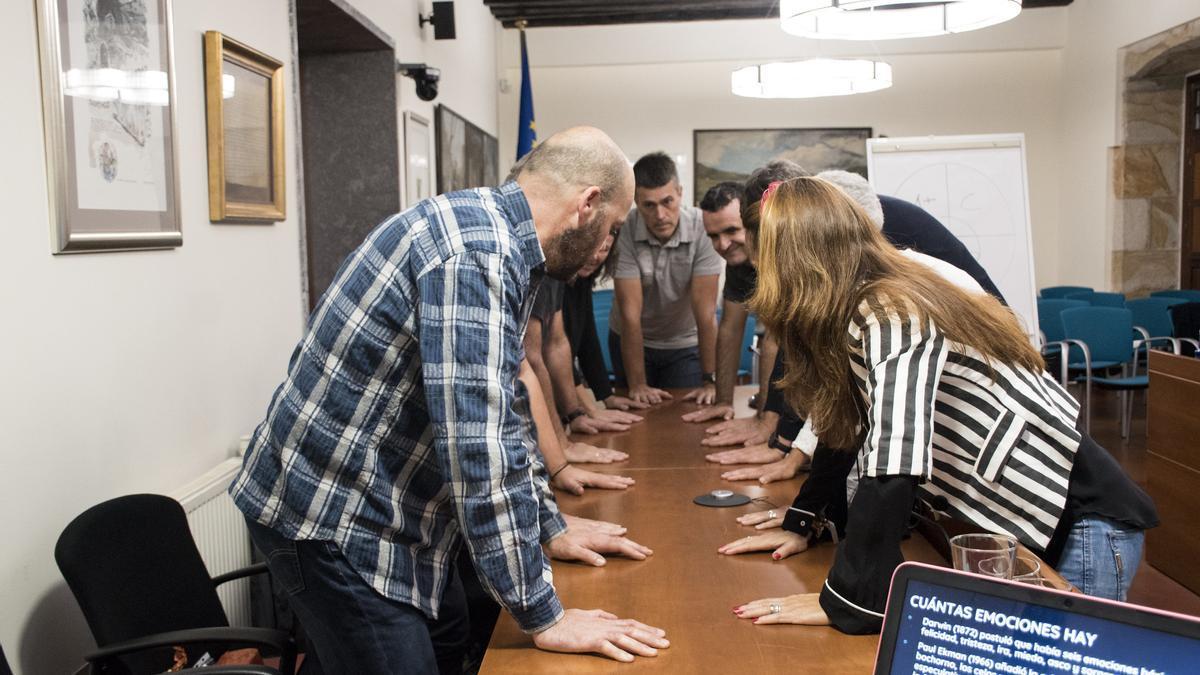 Un grupo de personas participa en uno de los talleres de GizarteLab