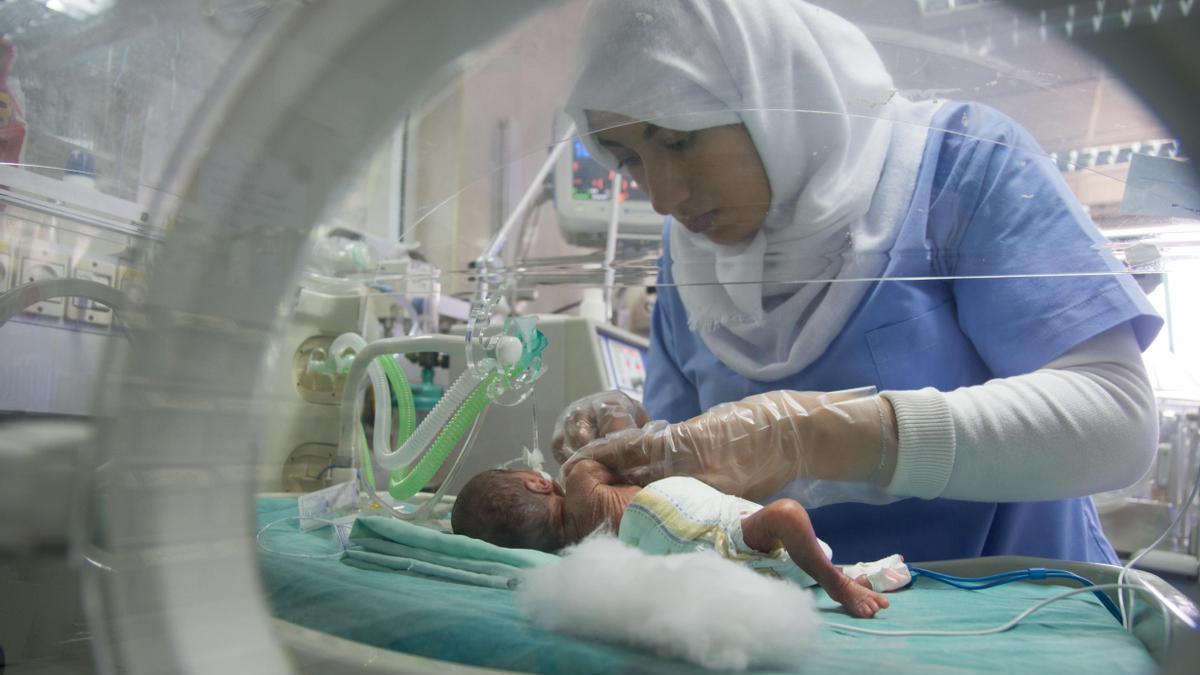 Una enfermera atiende a un bebé prematuro en el hospital de Al Shifa en una imagen de archivo anterior al conflicto.