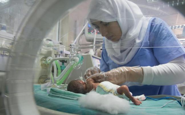 Una enfermera atiende a un bebé prematuro en el hospital de Al Shifa en una imagen de archivo anterior al conflicto.