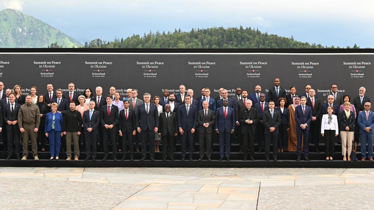 Foto de familia de la cumbre que reúne a representantes de casi un centenar de países.