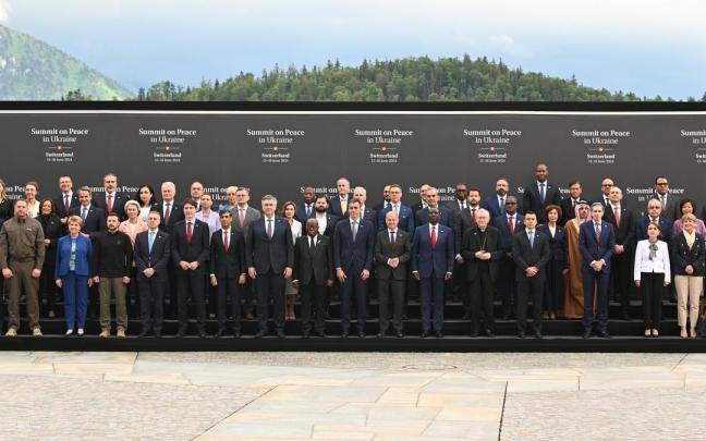Foto de familia de la cumbre que reúne a representantes de casi un centenar de países.