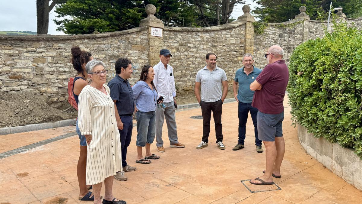 Xabier Txurruka, alcalde, Iban San Martín, concejal de Obras y Servicios, responsable de obras de Construcciones Mariezkurrena y vecinos de las comunidades.