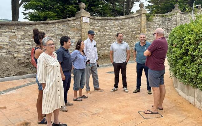 Xabier Txurruka, alcalde, Iban San Martín, concejal de Obras y Servicios, responsable de obras de Construcciones Mariezkurrena y vecinos de las comunidades.