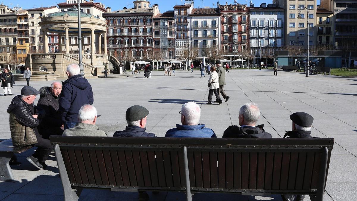 Jubilados disfrutando del buen tiempo en la Plaza del Castillo de Pamplona.