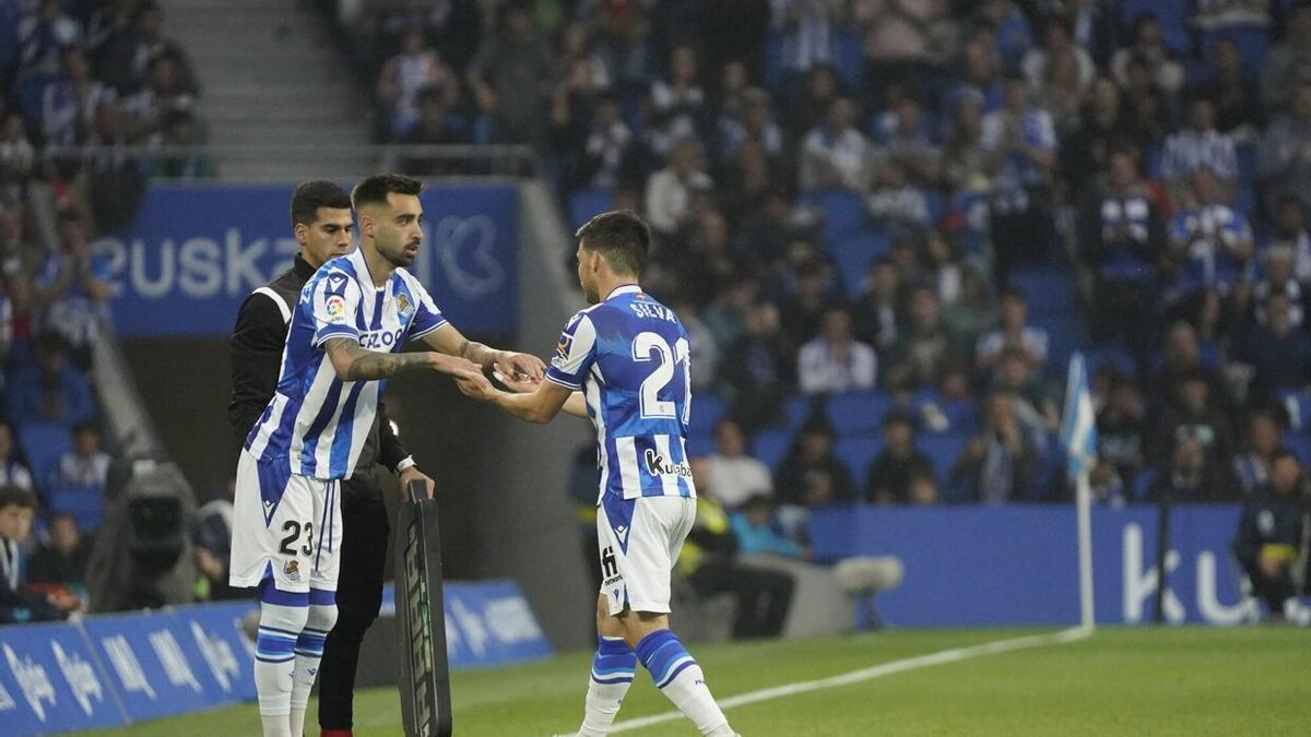 Silva se retira lesionado y es sustituido por Brais Méndez. / RUBEN PLAZA