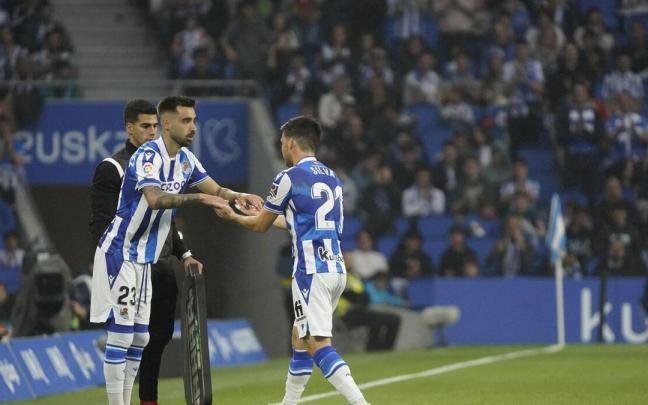 Silva se retira lesionado y es sustituido por Brais Méndez. / RUBEN PLAZA