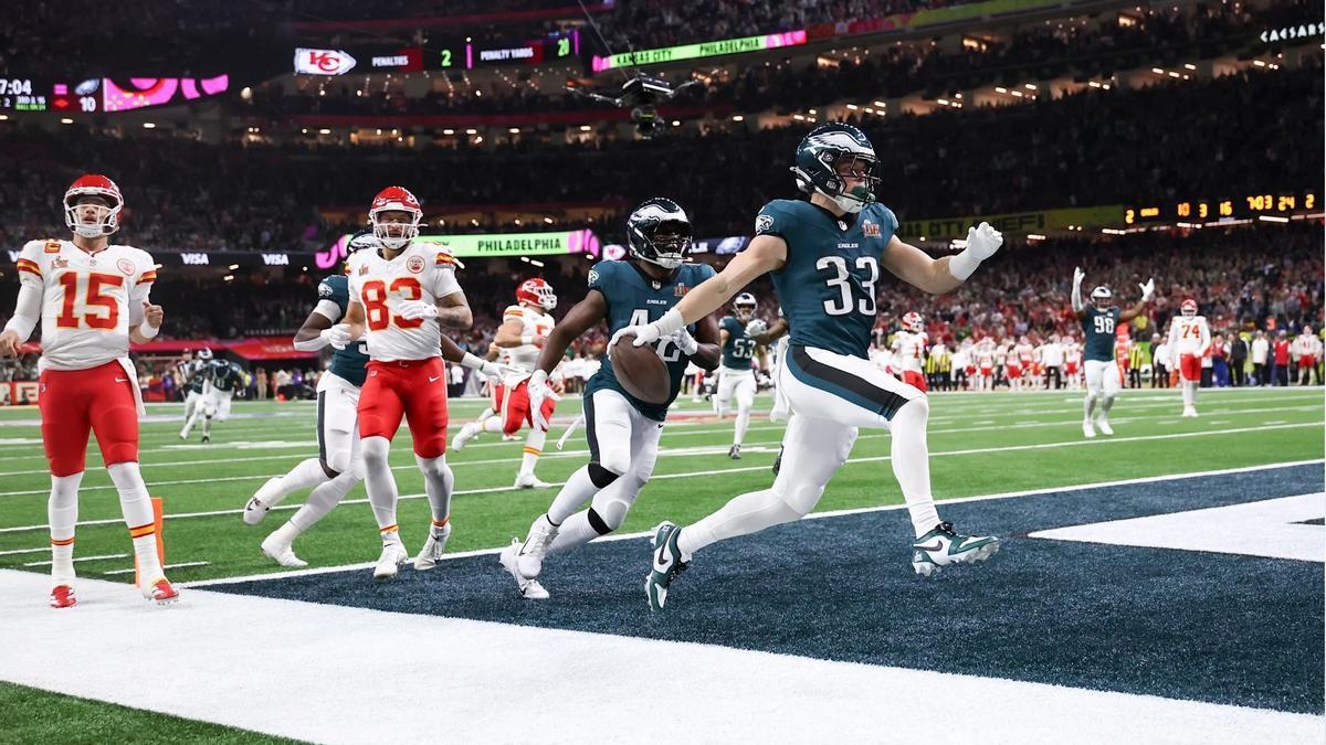 Cooper DeJean, de los Philadelphia Eagles, anota un touchdown ante los Kansas City Chiefs en la LIX Super Bowl de 2025.