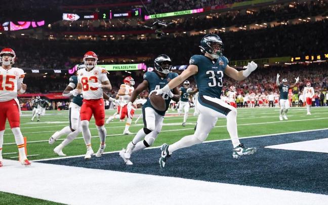 Cooper DeJean, de los Philadelphia Eagles, anota un touchdown ante los Kansas City Chiefs en la LIX Super Bowl de 2025.