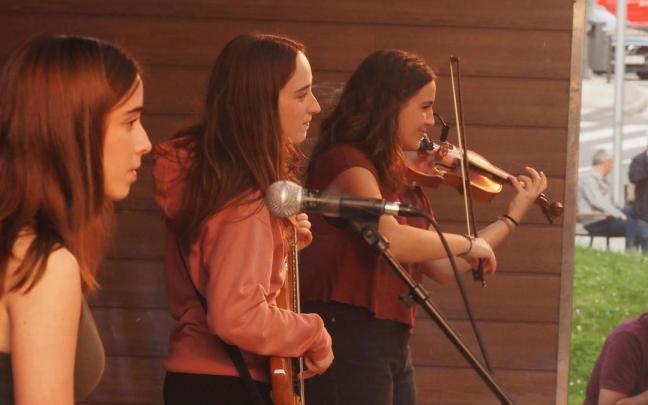 Las jovenes componentes en el festival de los música de Elgoibar, EME Eguna, celebrado en el parque de Maala hace unas semanas.