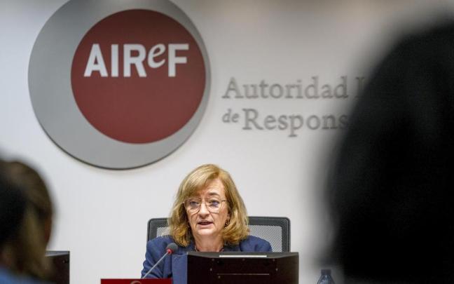 La presidenta de la AIReF, Cristina Herrero, durante la presentación del informe de seguimiento del plan fiscal. / EFE La presidenta de la AIReF, Cristina Herrero, durante la presentación del informe de seguimiento del plan fiscal.