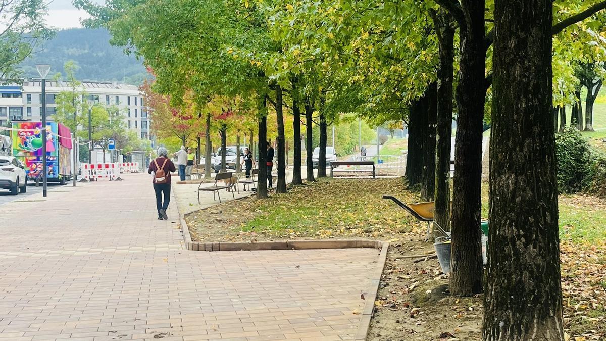 La acera paralela a la parte baja del parque ya ha sido abierta