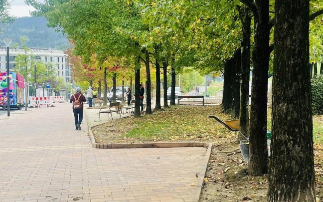 La acera paralela a la parte baja del parque ya ha sido abierta