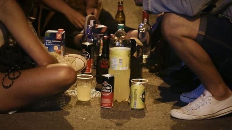 Menores consumiendo alcohol en una vía pública. Foto: E. P.