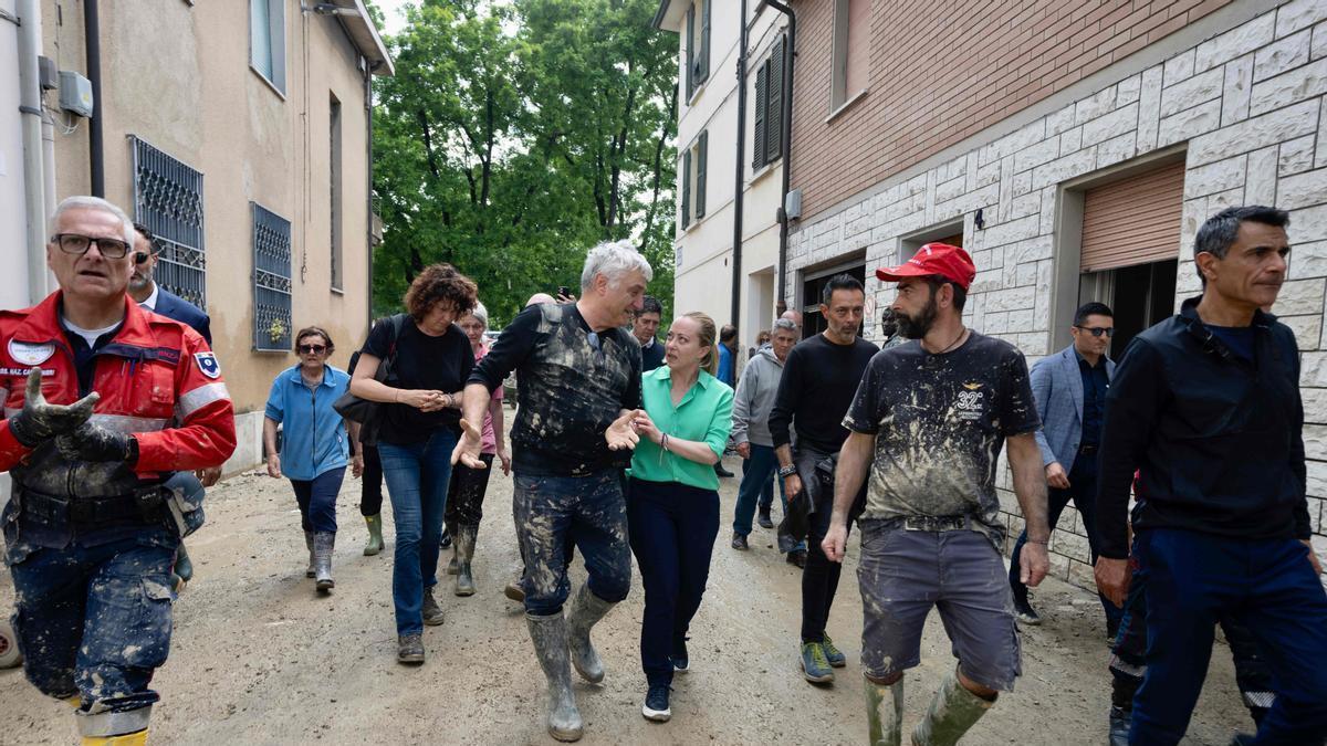 Meloni visita a varios voluntarios y afectados por las inundaciones en la localidad de Faenza, en Emilia-Romaña.