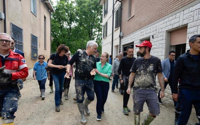 Meloni visita a varios voluntarios y afectados por las inundaciones en la localidad de Faenza, en Emilia-Romaña. Meloni visita a varios voluntarios y afectados por las inundaciones en la localidad de Faenza, en Emilia-Romaña.