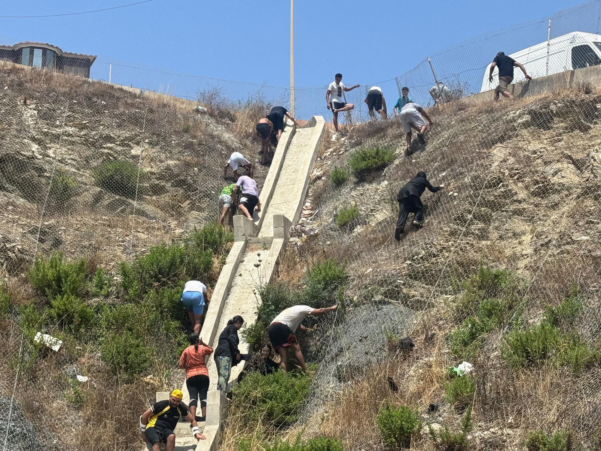 Centenares de personas de origen magrebí han cruzado a lo largo de la mañana de hoy a Ceuta desde Marruecos, a nado y por el espigón.