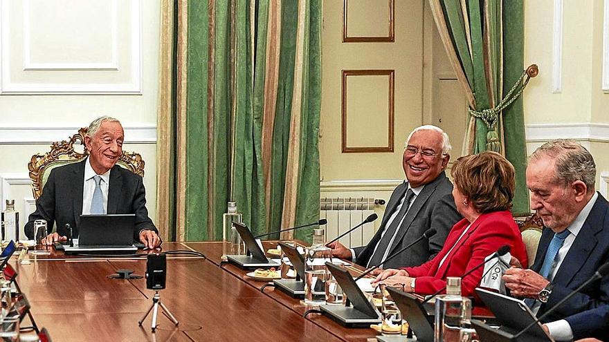 Marcelo Rebelo de Sousa (i), junto a António Costa (2i) durante una reunión del Consejo de Estado. | FOTO: EFE