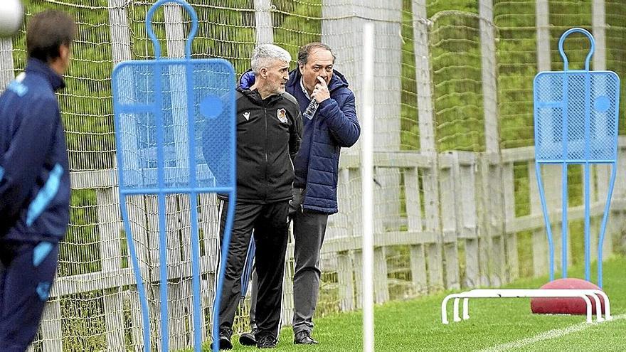 Aperribay y Olabe, espectadores de lujo en el entrenamiento. / FOTO: RUBEN PLAZA Aperribay y Olabe, espectadores de lujo en el entrenamiento / FOTO: RUBEN PLAZA