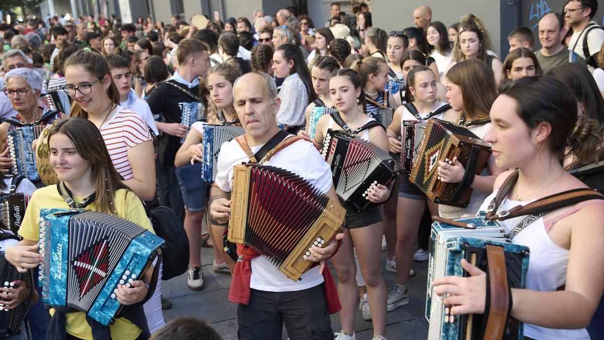 Un grupo de trikitilaris recorre las calles