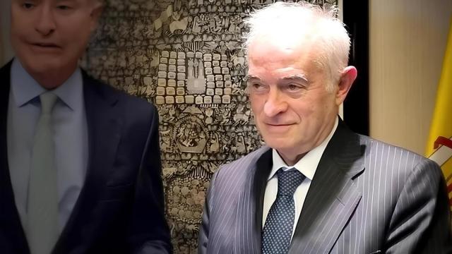 El juez Juan Carlos Peinado, instructor de la causa en la que está imputada Begoña Gómez, ha adquirido relevancia mediática por las peculiaridades de su proceder.