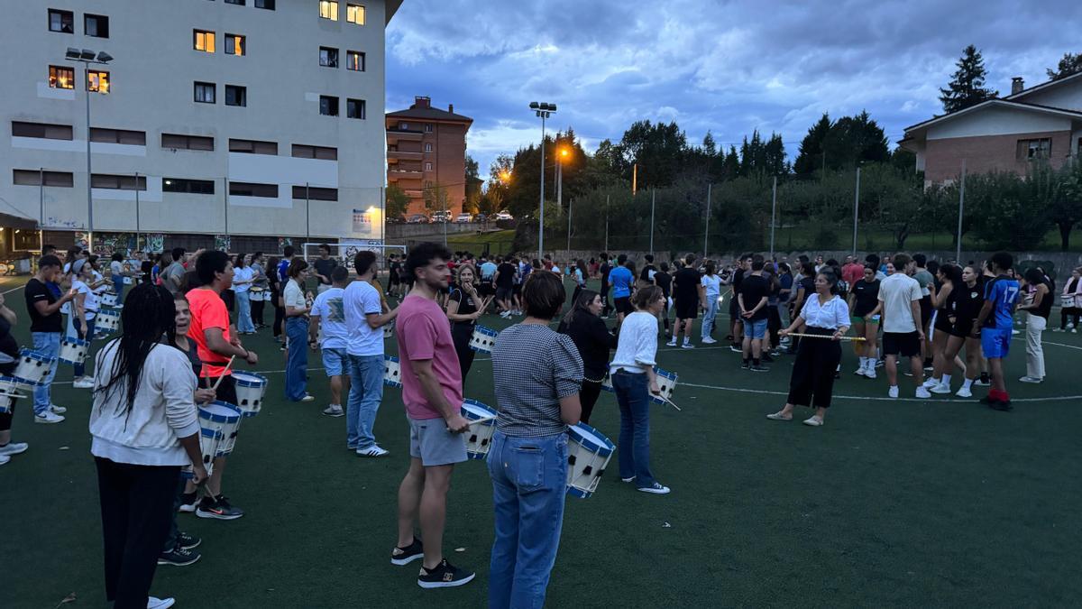 Una imagen de uno de los ensayos de la tamborrada de adultos en su edición del año pasado.