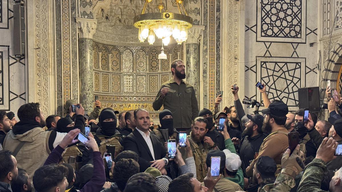 Abu Mohamed al Jolani participa en un acto en la histórica Gran Mezquita de los Omeyas en Damasco.