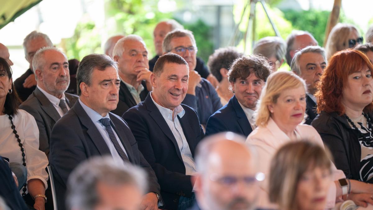 Aitor Esteban (PNV), Arnaldo Otegi (EH Bildu) y Eneko Andueza (PSE), durante un acto político el pasado mes de junio en Gasteiz.