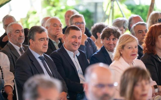 Aitor Esteban (PNV), Arnaldo Otegi (EH Bildu) y Eneko Andueza (PSE), durante un acto político el pasado mes de junio en Gasteiz.
