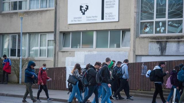 Estudiantes de la EHU acceden a la Facultad de Ciencia y Tecnología, en el Campus de Leioa