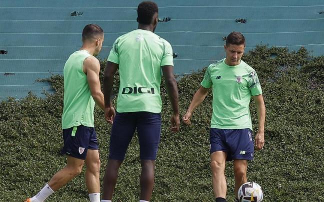 Ander Herrera golpea un balón durante el entrenamiento de este viernes. Ander Herrera golpea un balón durante el entrenamiento de este viernes.