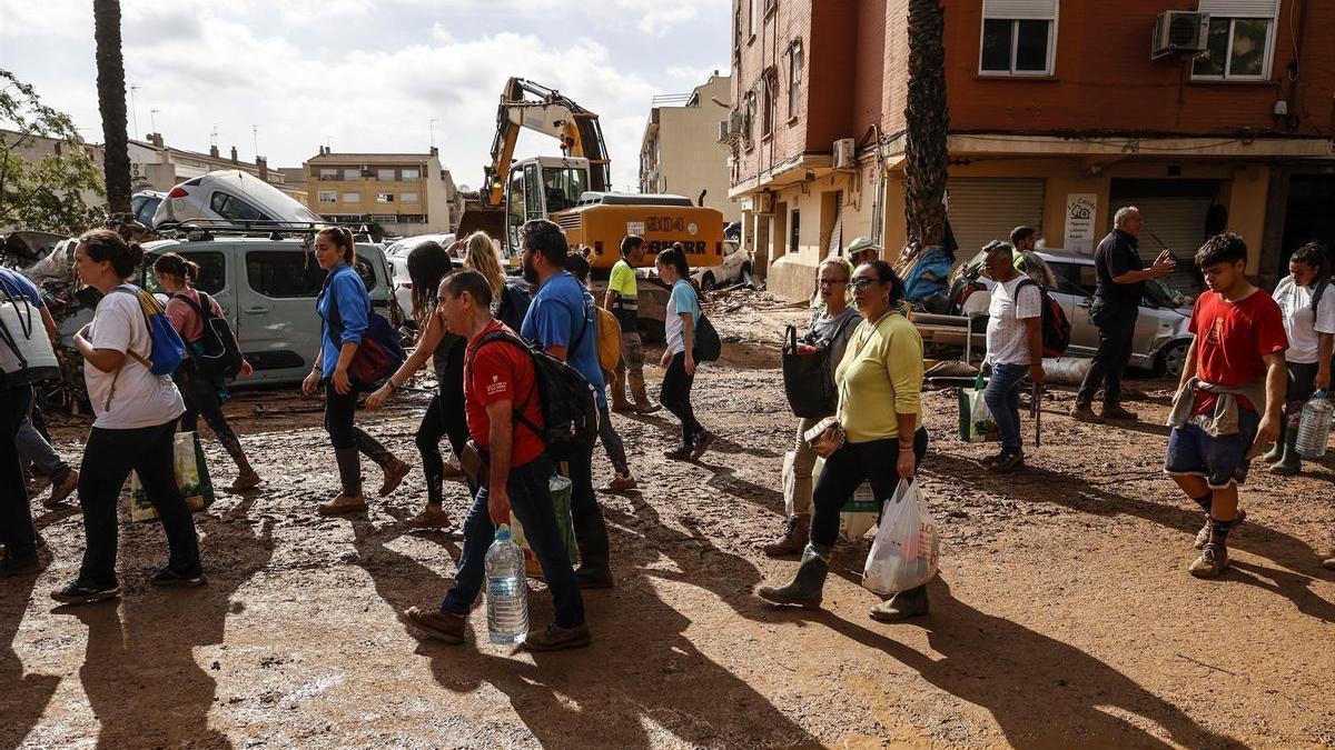 Varias personas limpian los estragos ocasionados por la DANA