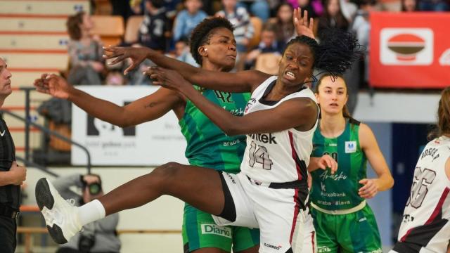 Da Silva y Seda pugnan por el balón en el Araski-Lointek Gernika del pasado fin de semana