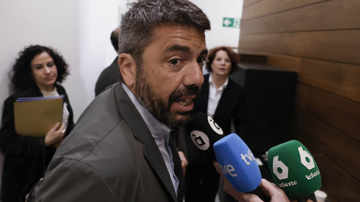 El diputado Carlos Mazón atiende a los medios al término de la sesión de control.
