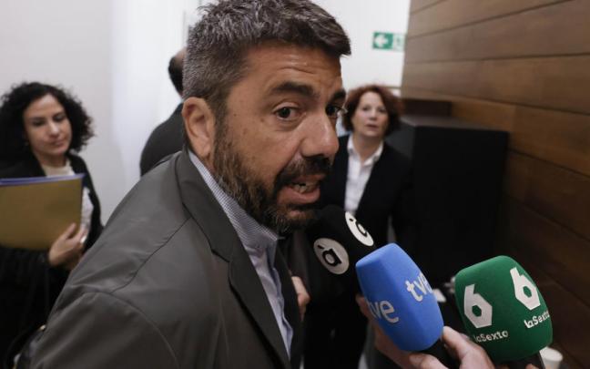El diputado Carlos Mazón atiende a los medios al término de la sesión de control.