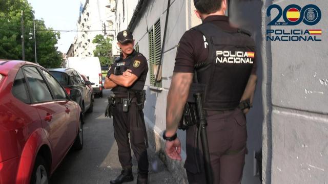 Agentes de la Policía Nacional en la calle.