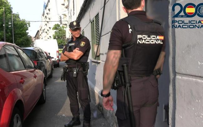 Agentes de la Policía Nacional en la calle.
