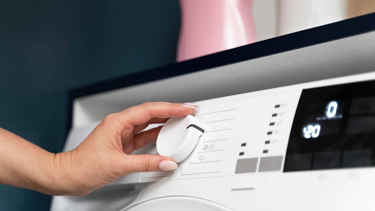 Los fontaneros no recomiendan ducharse mientras la lavadora está puesta