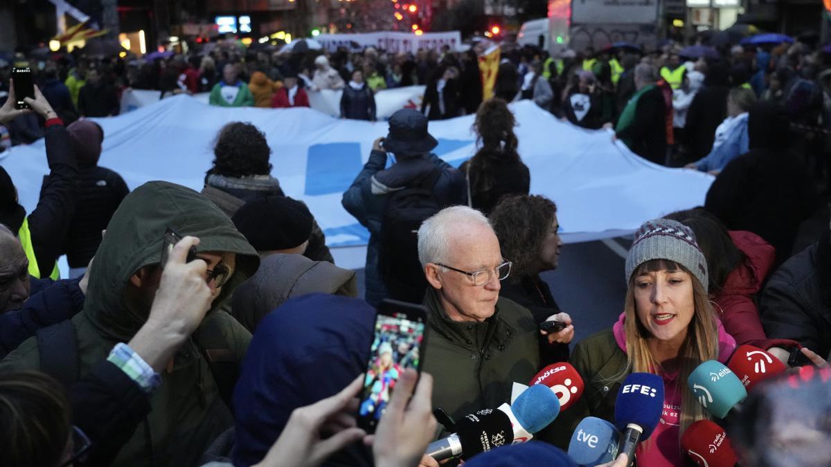 Los portavoces de Sare, Joseba Azkarraga y Bego Atxa, realizan declaraciones a los medios durante la manifestación celebrada el 7 de enero de 2023.