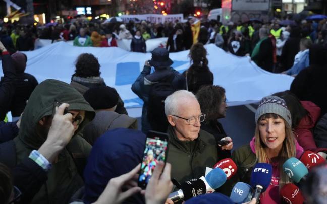 Los portavoces de Sare, Joseba Azkarraga y Bego Atxa, realizan declaraciones a los medios durante la manifestación celebrada el 7 de enero de 2023.