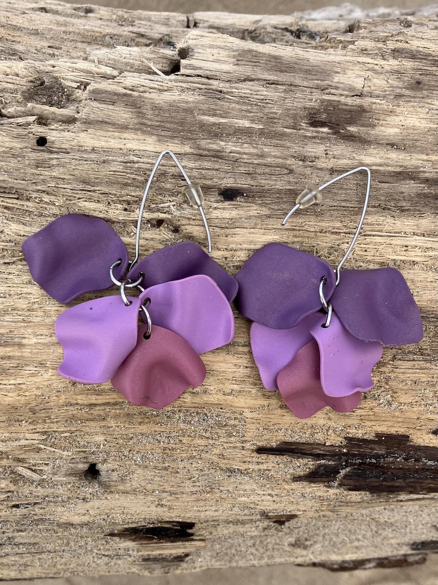 Pendientes de pétalos.