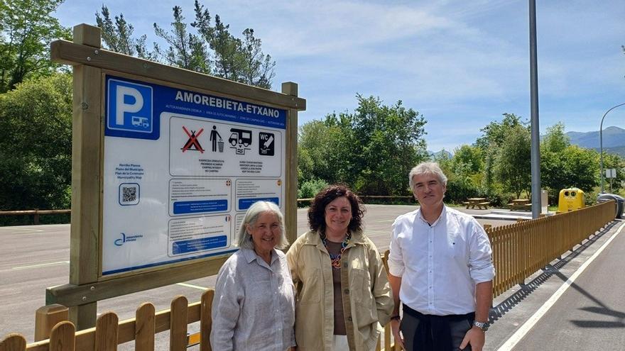 Alicia Hernández, Ainhoa Salterain y Anartz Gandiaga en el nuevo aparcamiento.