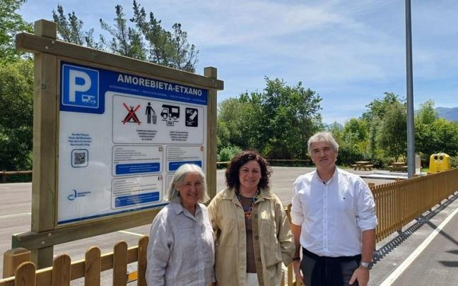 Alicia Hernández, Ainhoa Salterain y Anartz Gandiaga en el nuevo aparcamiento.