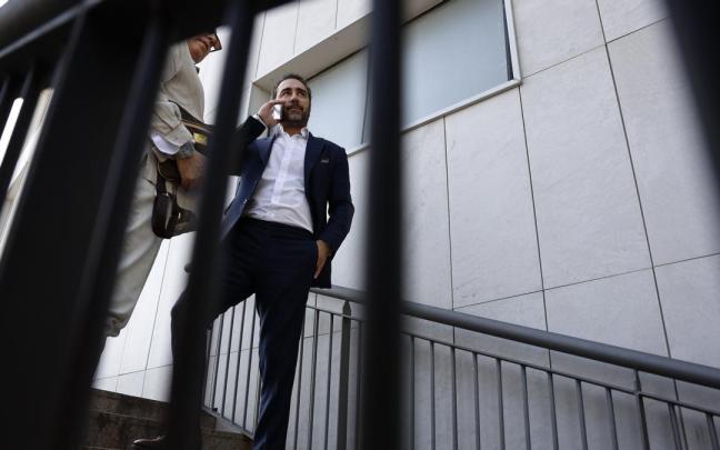 El empresario Víctor de Aldama a la salida de su comparecencia como testigo en el caso por presuntas irregularidades en la RFEF. / EFE El empresario Víctor de Aldama a la salida de su comparecencia como testigo en el caso por presuntas irregularidades en la RFEF.