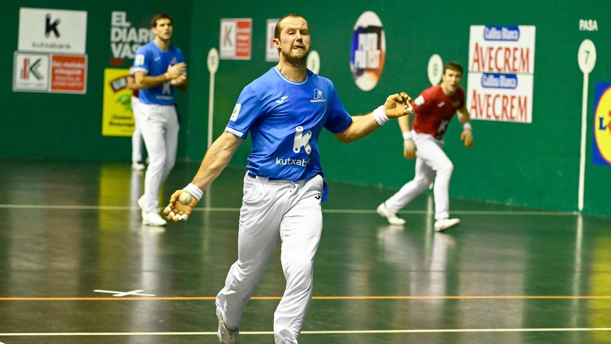 Elordi y Zabaleta pasan por encima de Artola-Imaz en el Astelena de Eibar.
