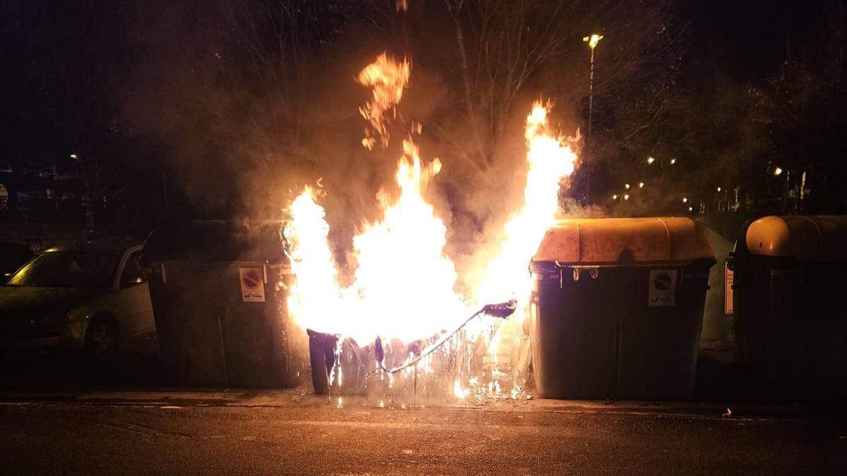 Contenedor ardiendo la pasada nochevieja en Zarautz.