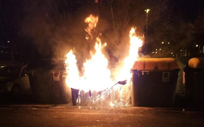 Contenedor ardiendo la pasada nochevieja en Zarautz.