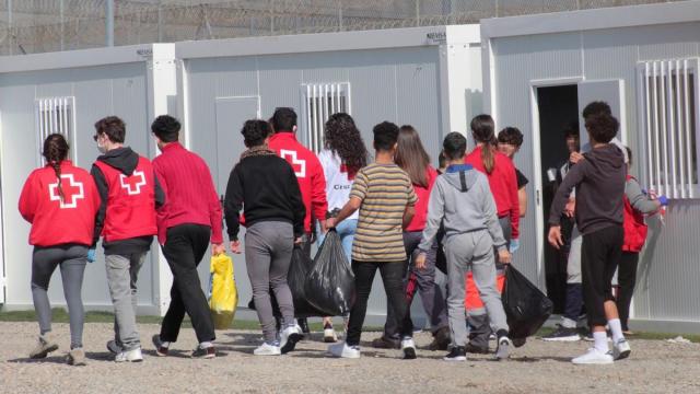 Personal de Cruz Roja acompaña a varios menores migrantes / EFE Personal de Cruz Roja acompaña a varios menores migrantes