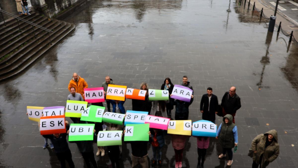 Miembros de la Corporación con varios niños