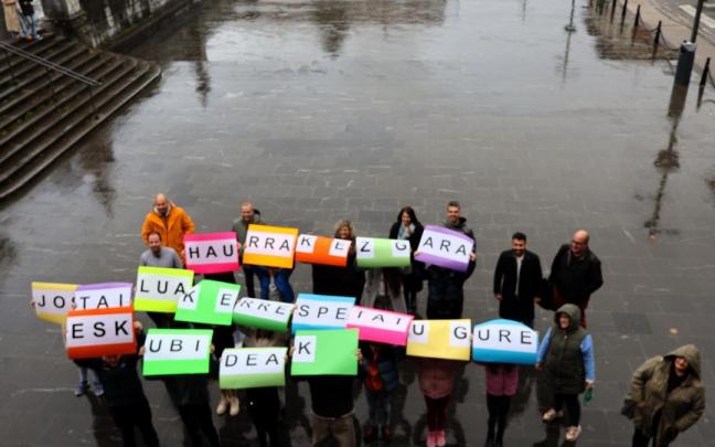 Miembros de la Corporación con varios niños