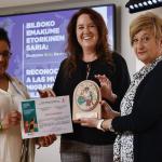 El Ayuntamiento de Bilbao ha acogido esta mañana en BBK Kuna la entrega de los premios de la cuarta edición del Reconocimiento a Mujeres Migrantes Bilbainas.